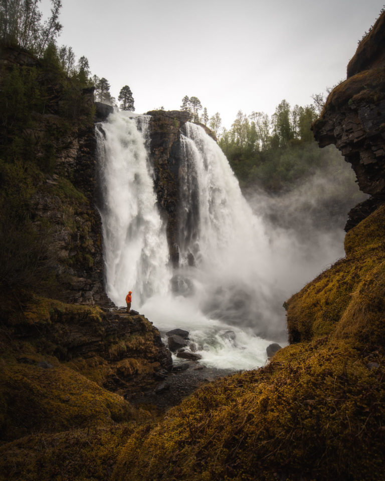 Wasserfall im Herbst ©Kristoffer Vangen