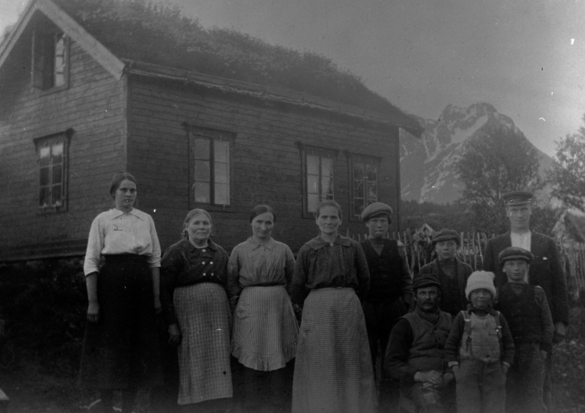 The family at Gamslett farm in Lyngen. Historic photograph from the archives of Nord-Troms Museum