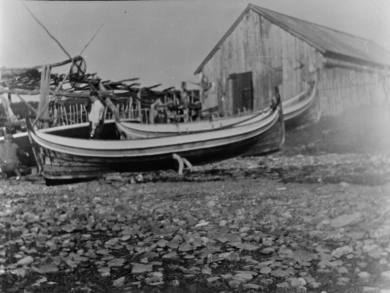 The boathouse and the Nordland boats at Gamslett gård. Historic photo from the archives of Nord-Troms Museum.