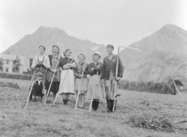 Hey harvest at Gamslett gård / farm, everybody is chipping in. Historic photo from the archives of Nord-Troms Museum.