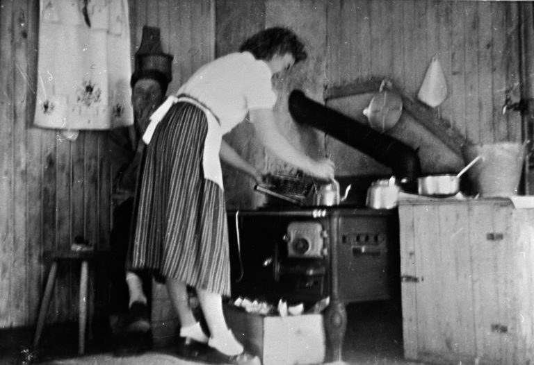 From the kitchen at Gamslett gård. Historical photo from the archives of Nord-Troms Museum.