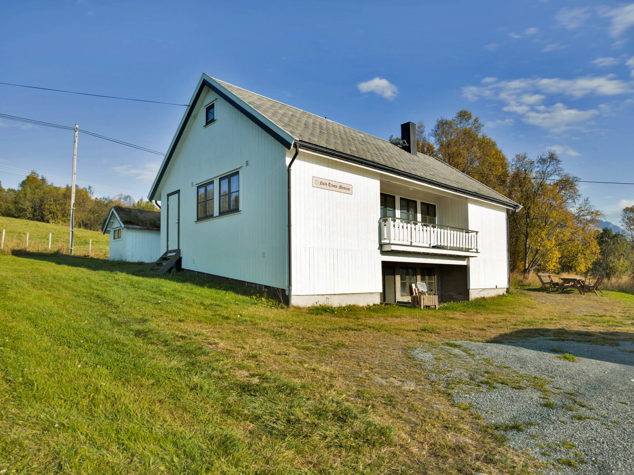 The last to live on the Gamslett farm moved into this house as the old houses were turned into a museum. Now one comes here for exhibits, coffee and toilets © Ørjan Bertelsen / Nord-Troms Museum