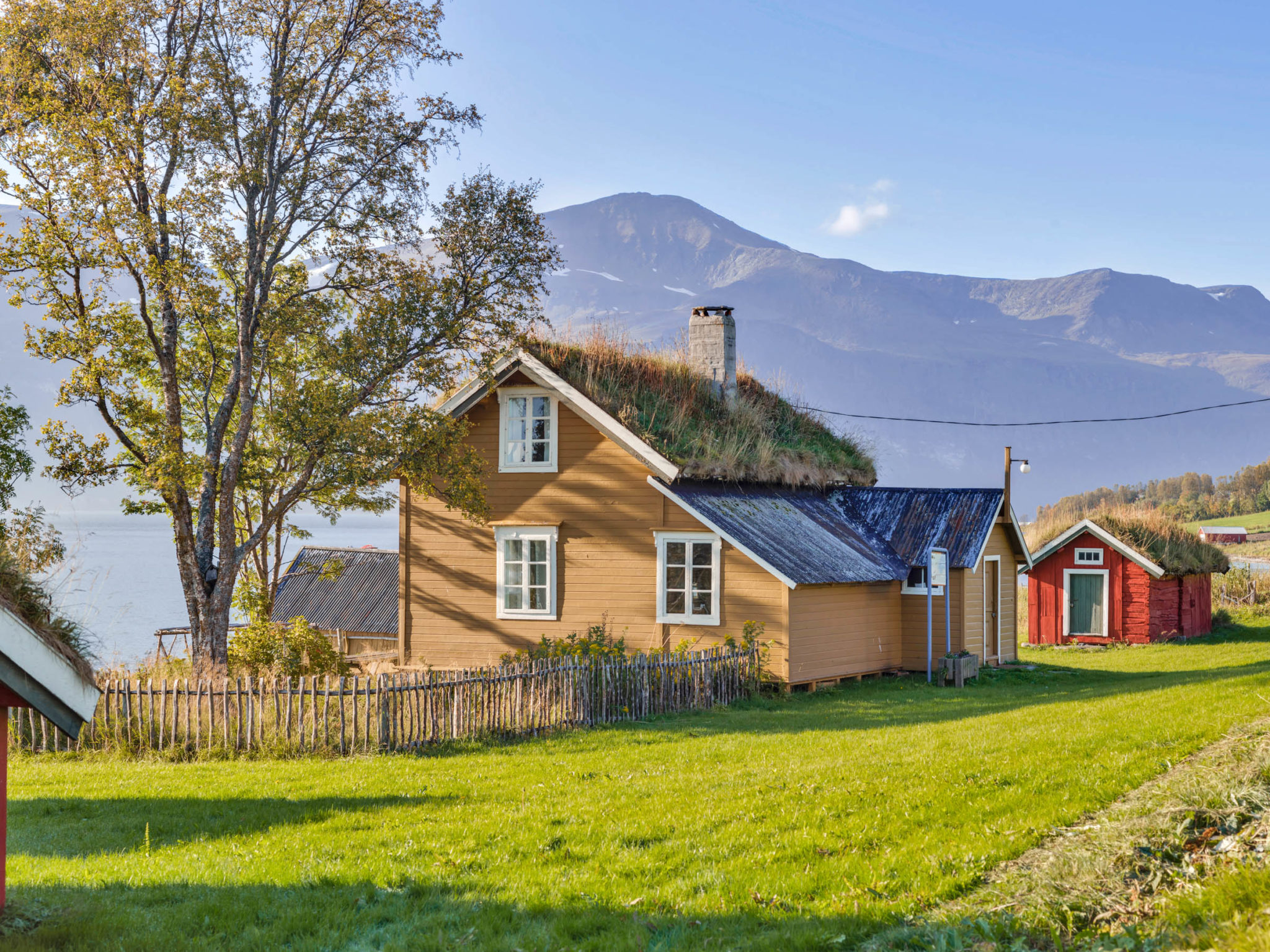 Gamslett farm with the fence around the little garden © Ørjan Bertelsen / Nord-Troms Museum