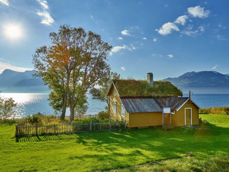 The Gamslett farm seen from the road © Ørjan Bertelsen