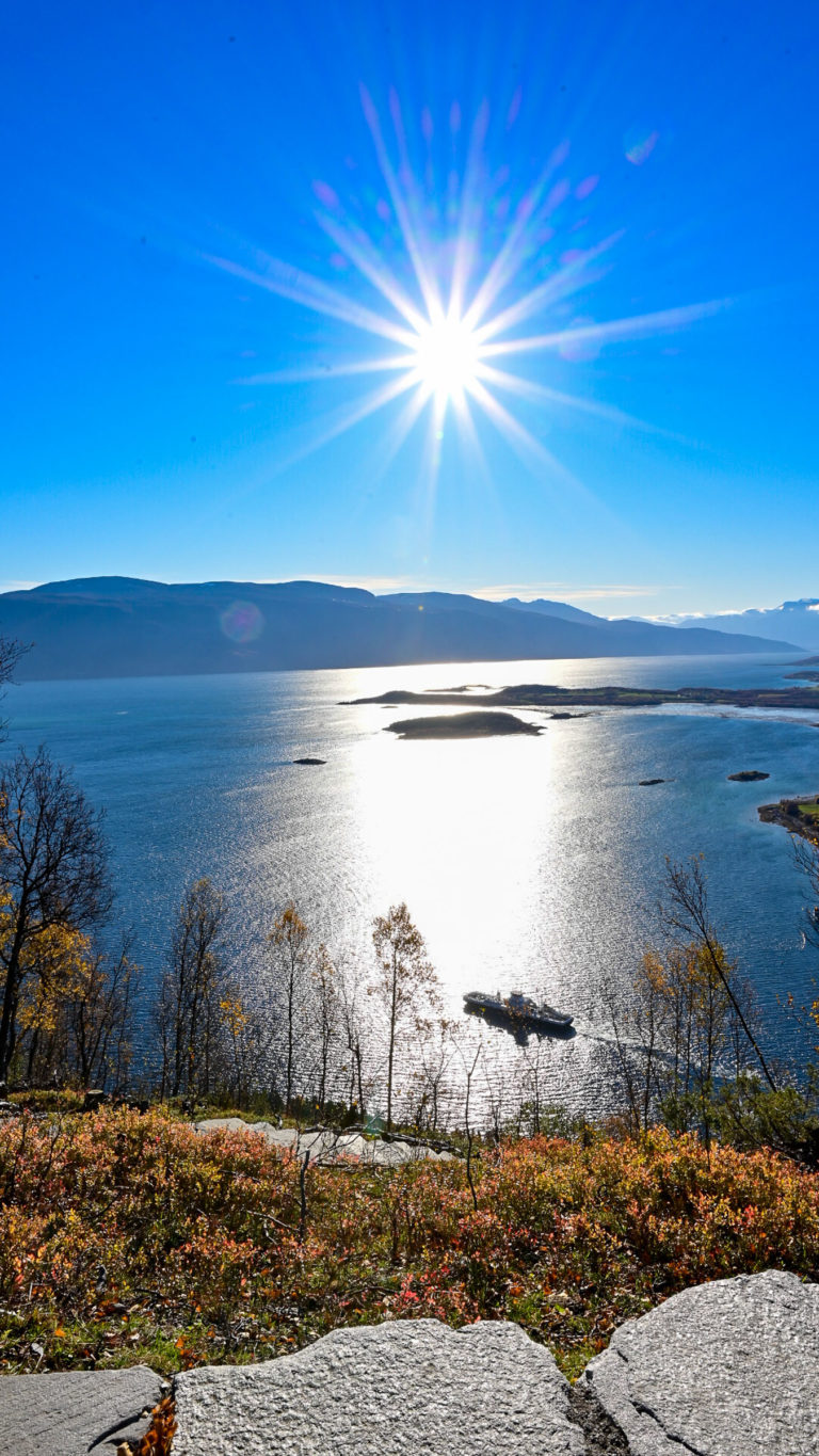 The Lyngen Ferry on its way from Lyngseidet towards Olderdalen on a radiant autumn day © Marie Angelsen / Visit Lyngenfjord