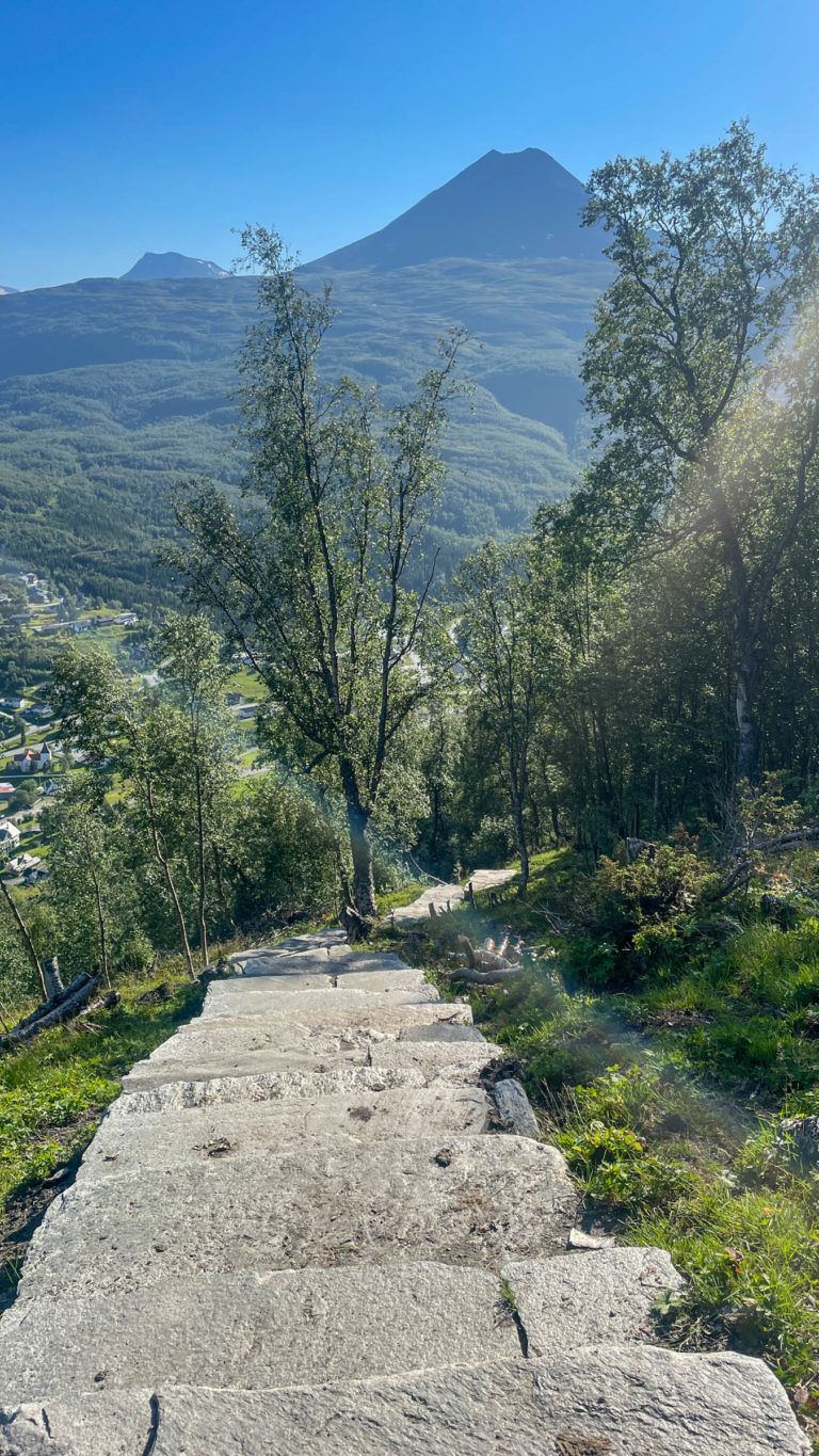 The rays of the afternoon sun shining on the Lyngentrappa stairs © Knut Hansvold