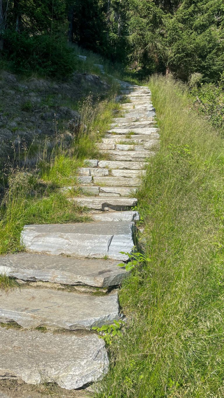 The first steps of the Lyngentrappa stairs are relatively easy, but soon it gets steeper. © Knut Hansvold