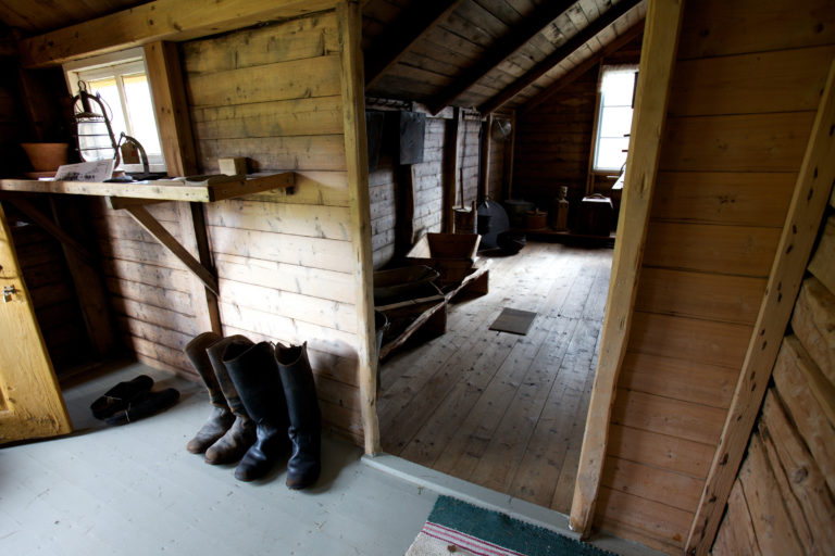 In the mudroom, dirty wellingtons and wet felt clothes could be left behind before entering the warm kitchen. Gamslett gård / farm © Ola Solvang / Nord-Troms Museum