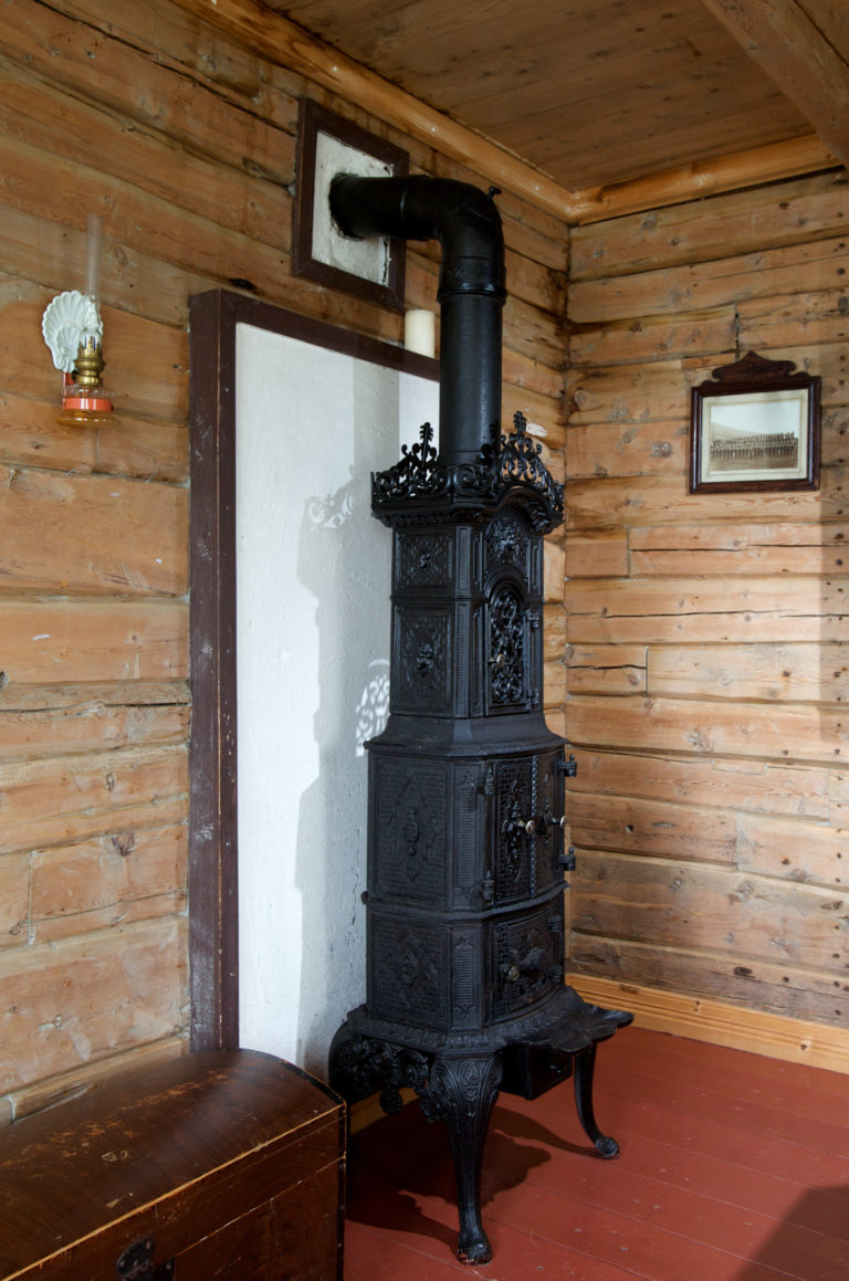 Two-tiered stove in the lounge at Gamslett gård © Ola Solvang / Nord-Troms Museum