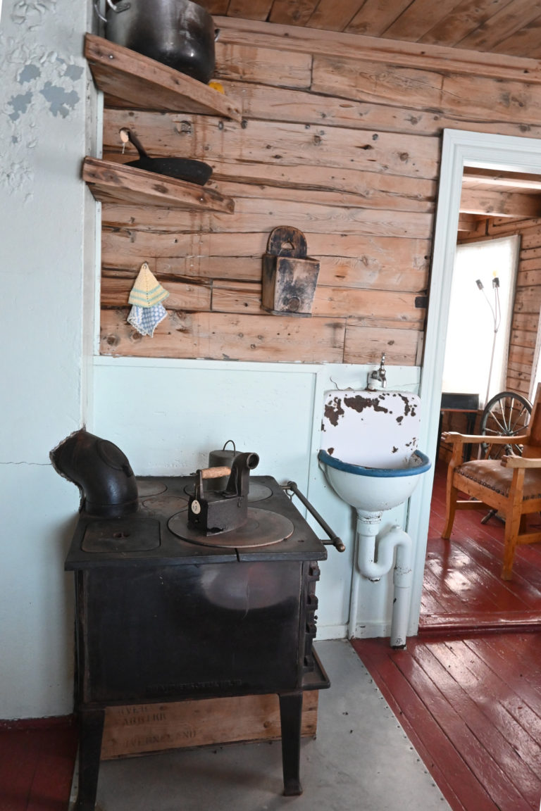 The kitchen oven at Gamslett gård / farm. The wall-mounted basin was instilled in the thirties © Lene Ottesen / Nord-Troms Museum