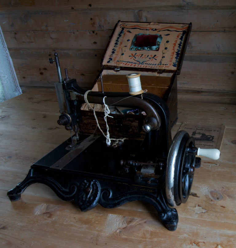 Sewing machine. Gamslett gård / farm © Ola Solvang / Nord-Troms Museum