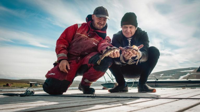 Simon i Moillrock og Bilal drar på ulkefiske. Foto: Kristian Sønvisen Bye / NRK