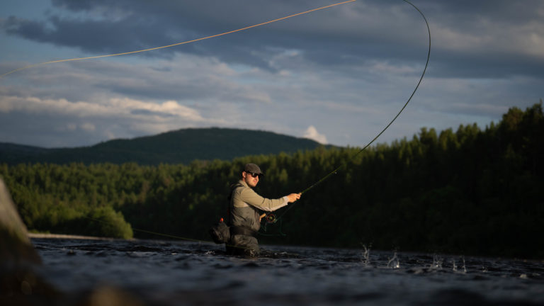 Bilal Saab på ørretfiske. Foto: Øyvind Nordahl Næss / NRK