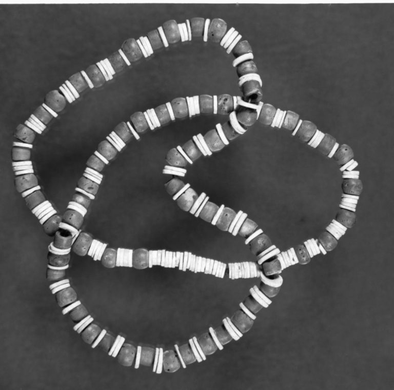 Bead necklace found in a woman's grave at Elgsnes © Bergens museum