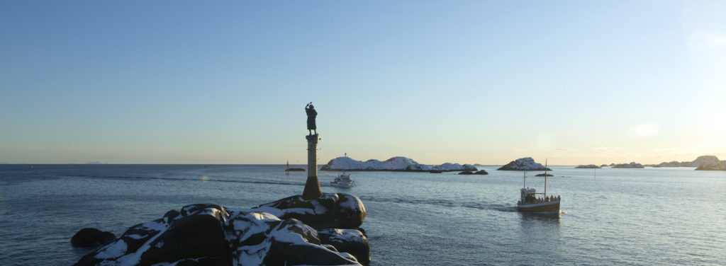 The statue: Fishermans wife in Svolvær. 