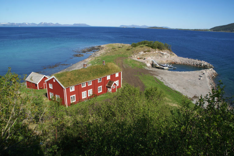 The main building at Elgsnes. The headland of Raten juts into the sea, and at the top of it are the remains of a Bronze Age mound © Tore Ruud / Elgsnes