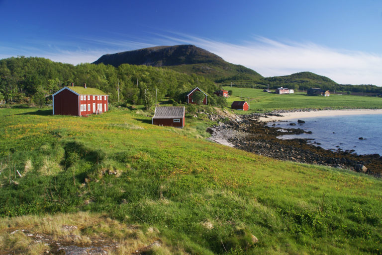 View from the Raten headland towards the main building and further towards the fields with all the Iron Age finds © Tore Ruud / Elgsnes