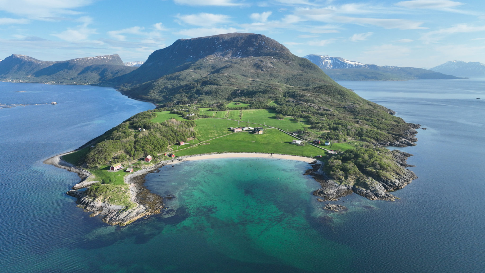 Elgsnes from the air. The Raten promontory with the old house to the left, the fields with all the archaeological finds in the middle and the Vester-Raten headland to the right © Michael Wrembel