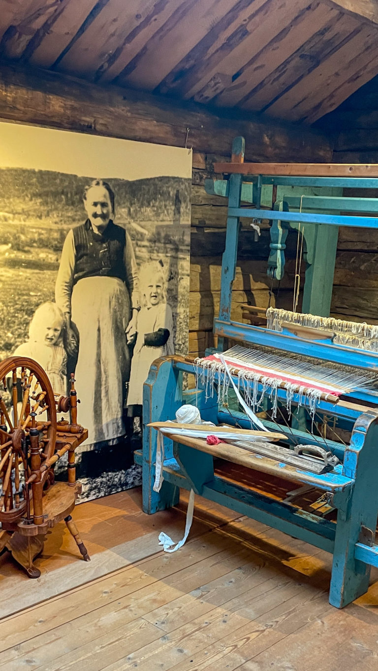 Weaving rugs. Hemmestad brygge, Kvæfjord © Knut Hansvold