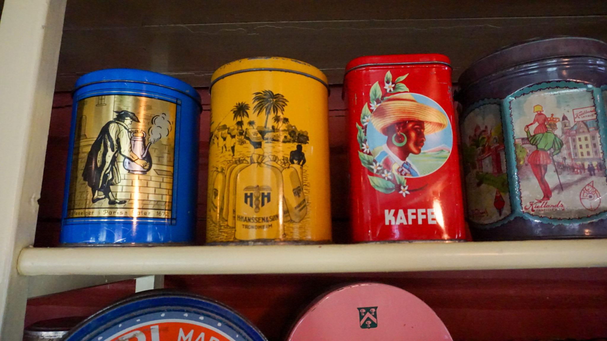 Coffee tins. Hemmestad brygge, Kvæfjord © Knut Hansvold