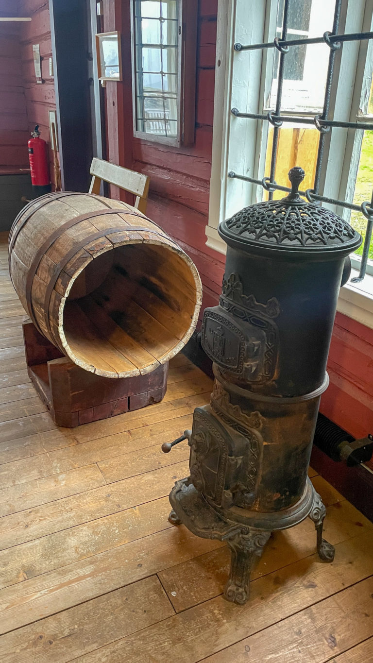 Oven and barrel in the shop. Hemmestad brygge, Kvæfjord © Knut Hansvold