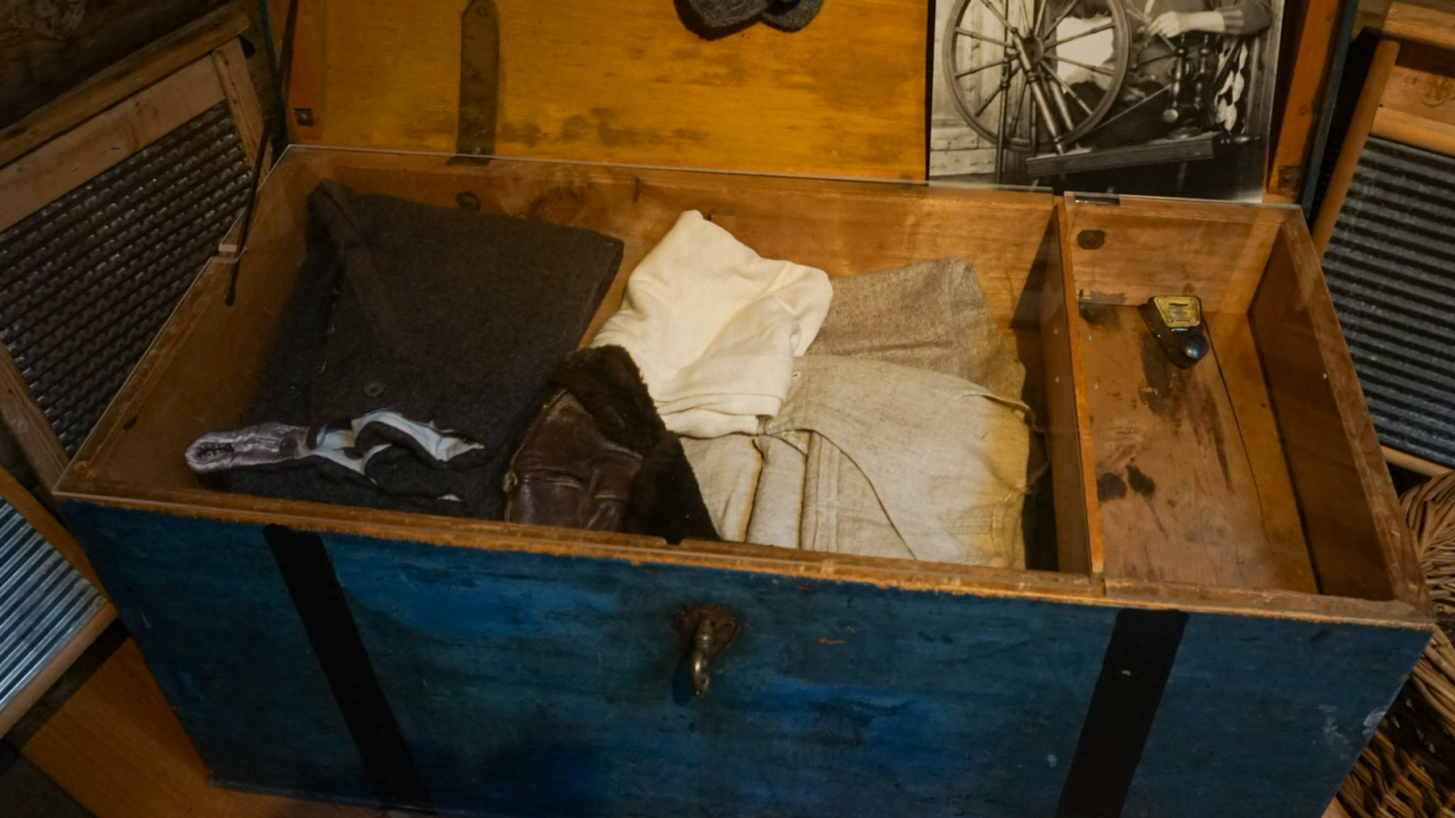 The "lofotkista" - the chest the fishermen used in Lofoten, filled with warm garments. In the box to the right, there was room for a hymn book, some cash and envelopes to write letters home. Hemmestad brygge, Kvæfjord © Knut Hansvold