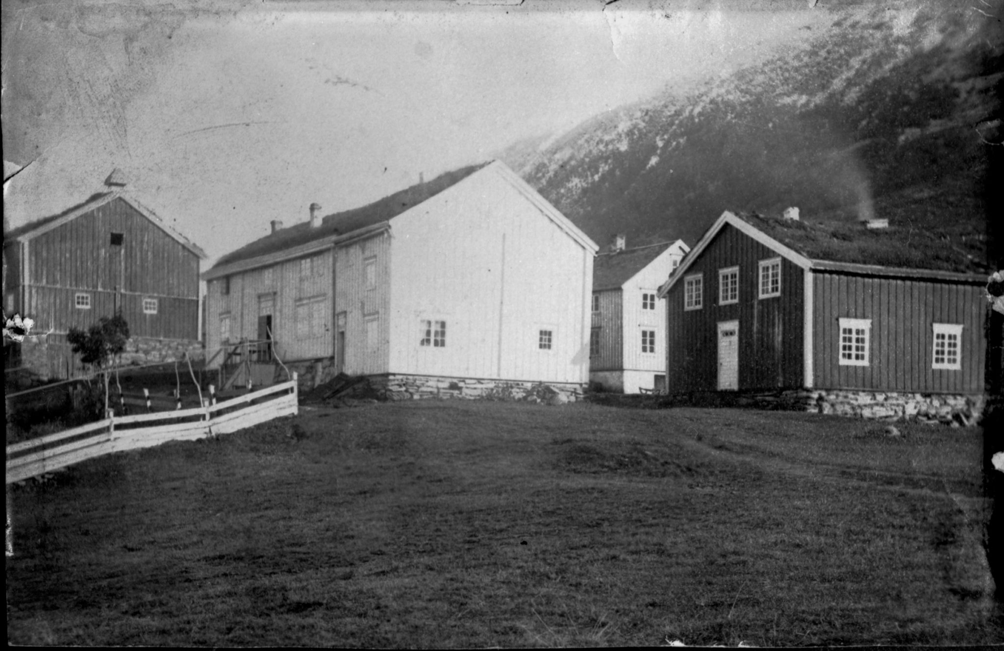 The farm photographed in the early 20th century by an unknown photographer © Sør-Troms Museum