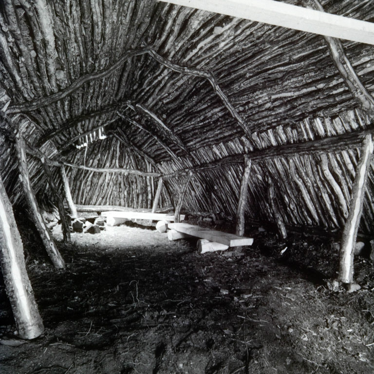 Interior of a gamme - turf house - at Hemmestad. Børge Madsen / Trondarnes Distriktsmuseum © Sør-Troms Museum