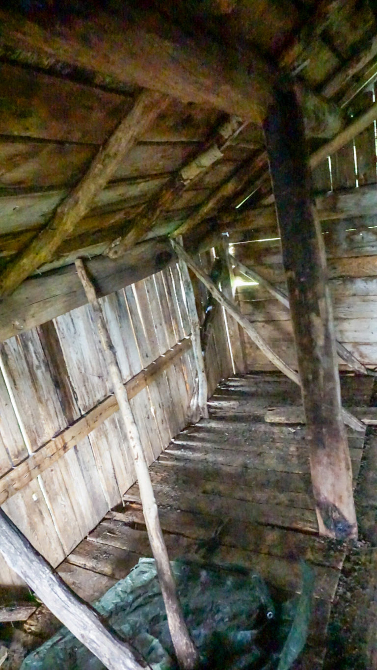 Glance into the summer barn at the cultural path Skallan - Rå, Kvæfjord © Knut Hansvold / NordNorsk Reiseliv