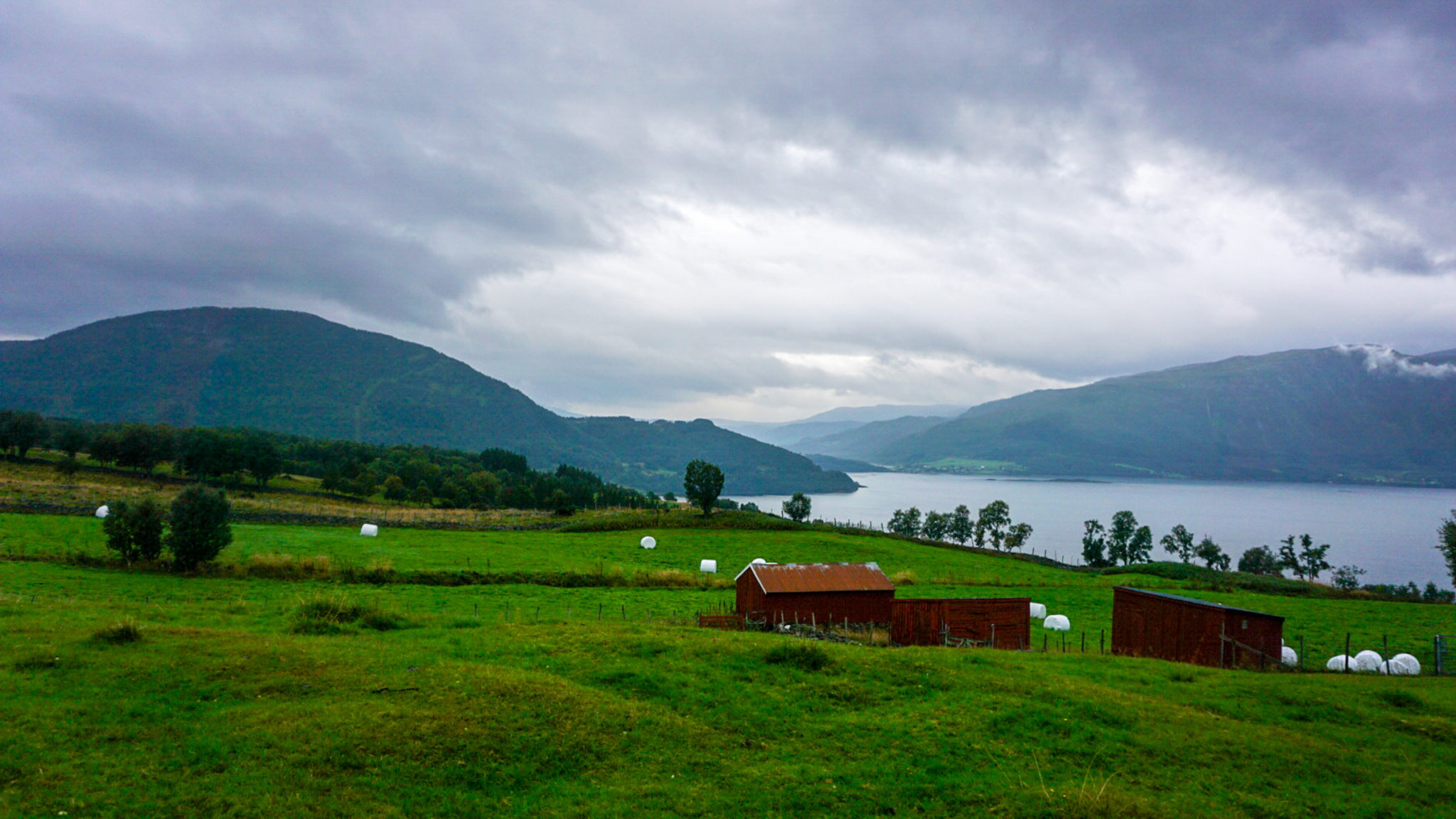 View from Klemma towards the south on a wet day. Culture path Skallan - Rå, Kvæfjord © Knut Hansvold / NordNorsk Reiseliv