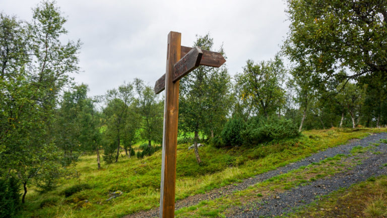 Signposting the way to the grave mound. Culture path Skallan - Rå, Kvæfjord © Knut Hansvold / NordNorsk Reiseliv