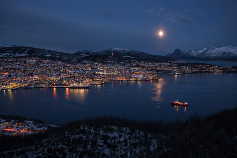 Moonlight in Harstad – with the island of Grytøya in the background to the right © Arne Widding