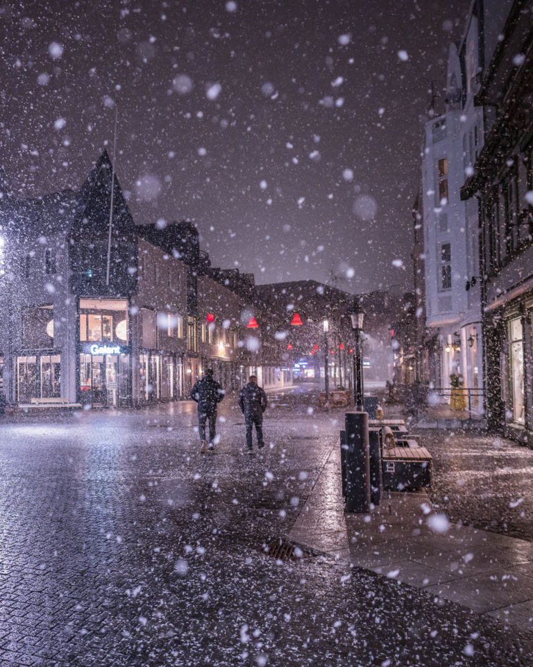 The snow falls over downtown Harstad © Arne Widding