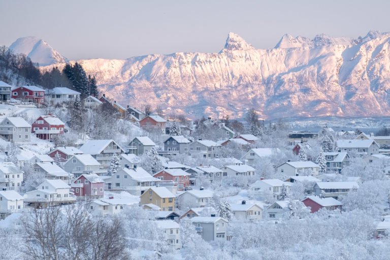 Ein Wintertag in Harstad – mit vollem Blick auf die Gipfel der Insel Grytøya © Arne Widding