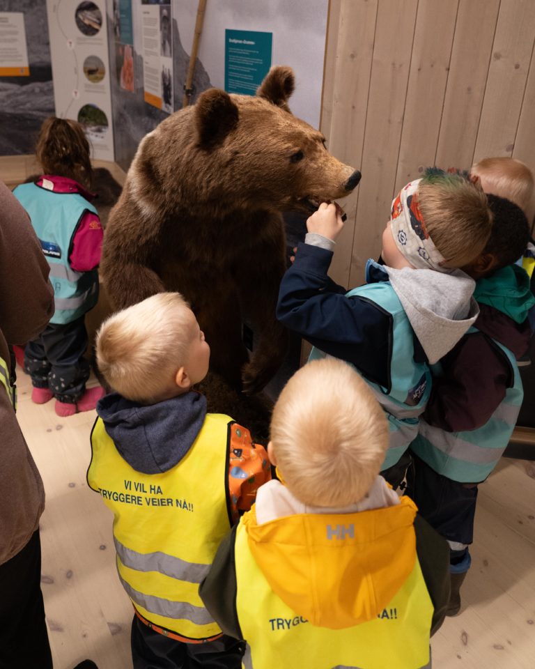 Bjørn og skolebarn, fra utstillingen "Uerstattelig". Foto: Laila Ingvaldsen / Nordland nasjonalparksenter