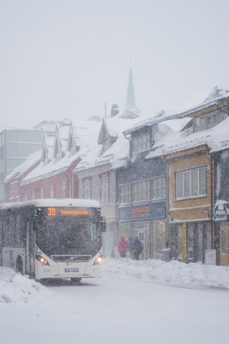 Der Verkehr kriecht mit langsamer Geschwindigkeit durch das Stadtzentrum von Tromsø, während der Schnee am stärksten fällt © David Jensen / @jensenmedia