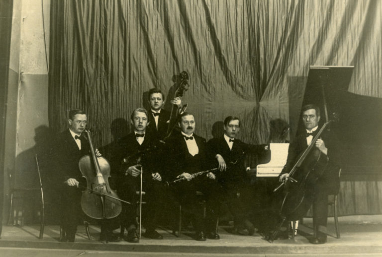 The last cinema orchestra before the arrival of sound films. Photographer unknown, courtesy of fotoarkiv@perspektivet.no.