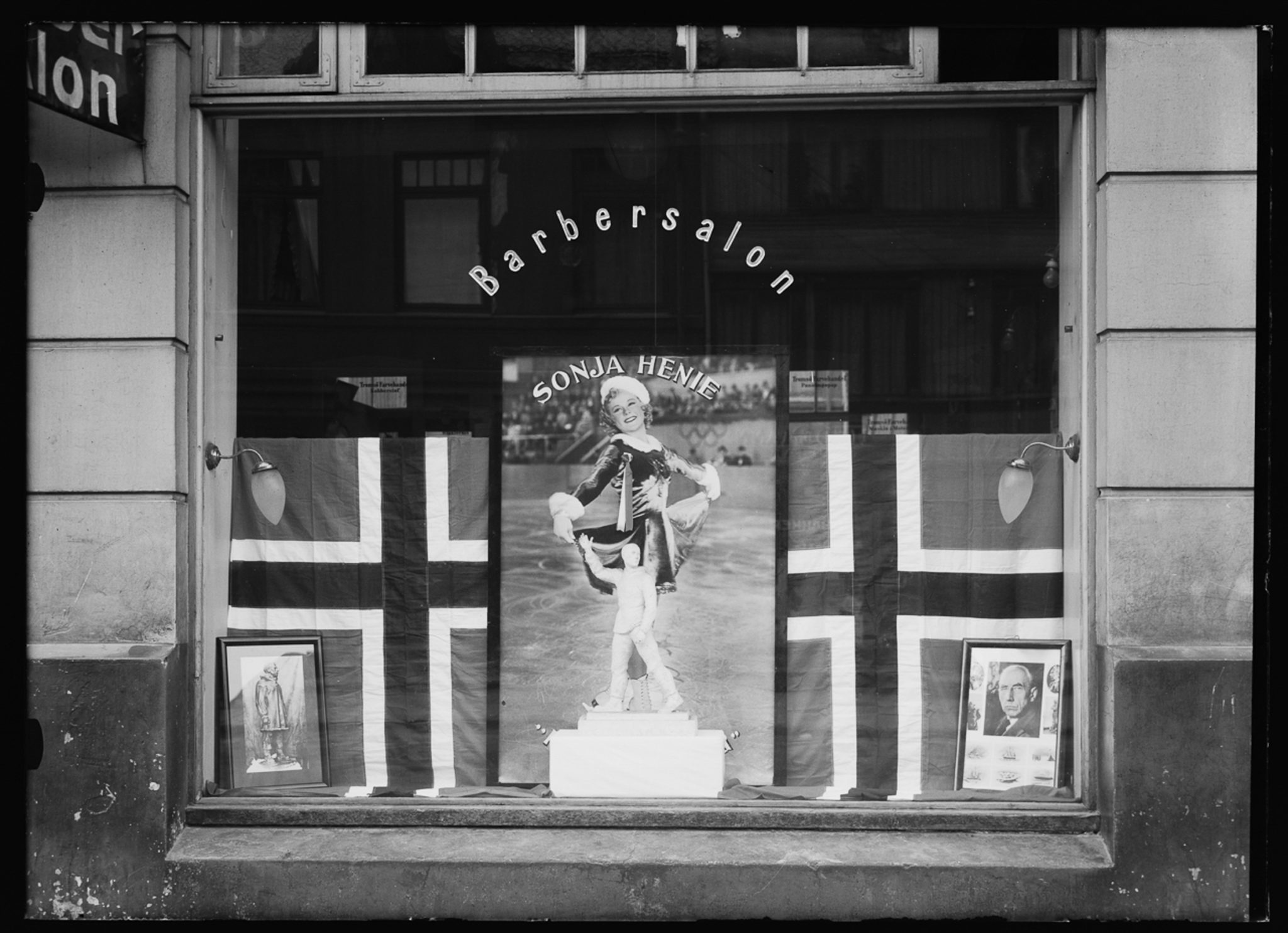 The barbershop where the café is located today: A poster of the figure skater Sonja Henie in the window. Framed pictures of Roald Amundsen. © fotoarkiv@perspektivet.no.