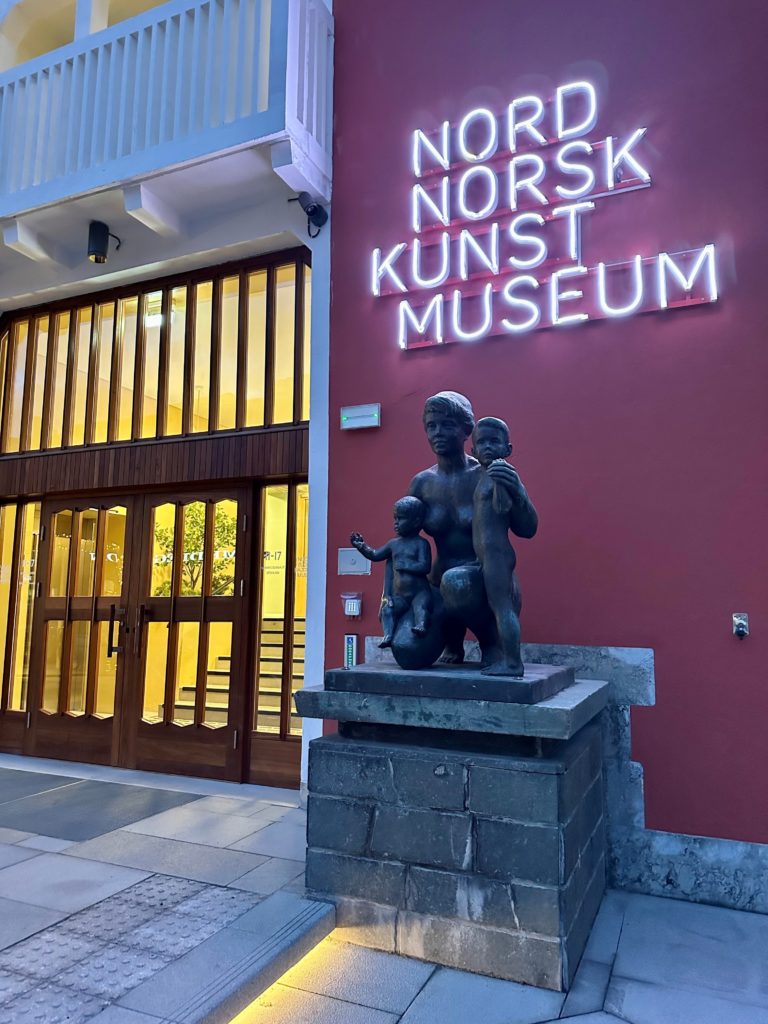 "Moren og barna" av kunstner Arne Durban (1951) utenfor NordNorsk KunstMuseum Bodø,  den tidligere Bodø Sparebank-bygningen. Foto: Roger Johansen / nordnorge.com