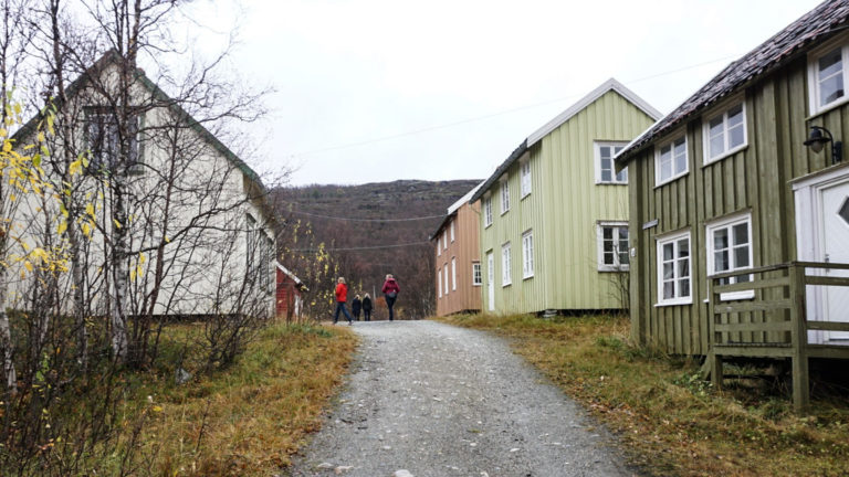 Gamle hus fra Tromsø flyttet ut til Hella. På sekstitallet var dette en vanlig form for å ta vare på kulturarven - gjenskape den på et nytt sted. I dag ville man heller tatt vare på husene der de opprinnelig sto © Knut Hansvold