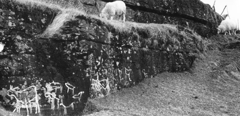 The lowest and youngest rock carving site at Skavberg on Kvaløya, from the Late Stone Age © Knut Dyvik, 1959 / fotoarkiv@perspektivet.no