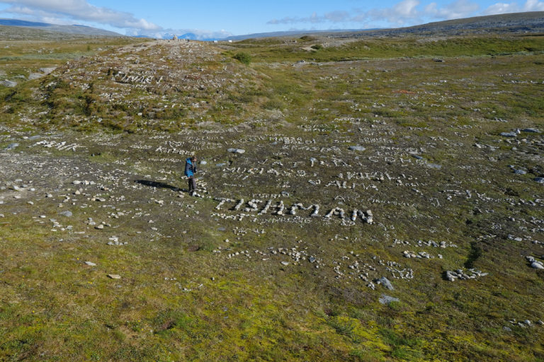 Vardebygging er også hærverk ved Polarsirkelen. Foto: Inge Ingvaldsen / Statsforvalteren i Nordland 