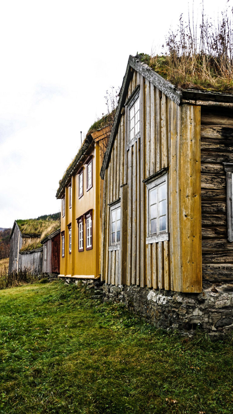 Seaside façade of Straumen farm. All traffic came by sea, so the houses had the most colour and panelling on the side facing the water © Knut Hansvold