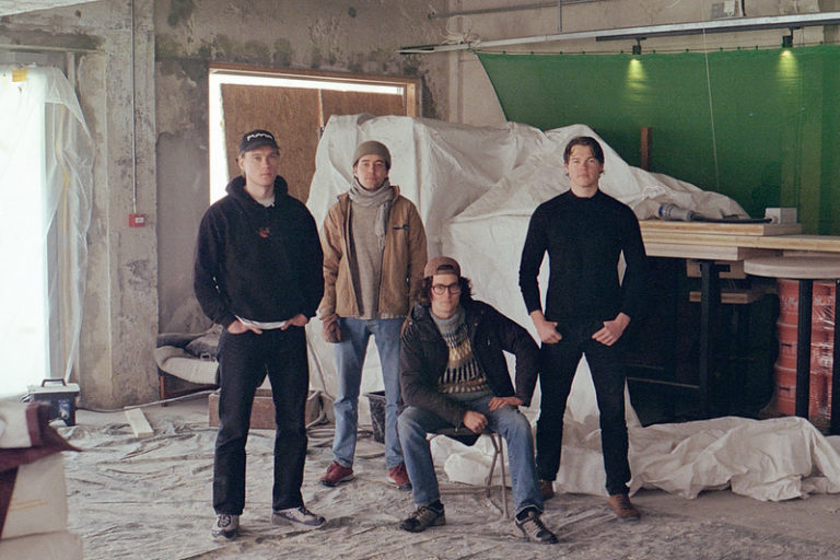 De to brødreparene; Mats og Andreas Alfsen, og Andreas og Martin Hjelle som ga Trevarefabrikken en restart i Henningsvær. Foto: Arurora Stenersen