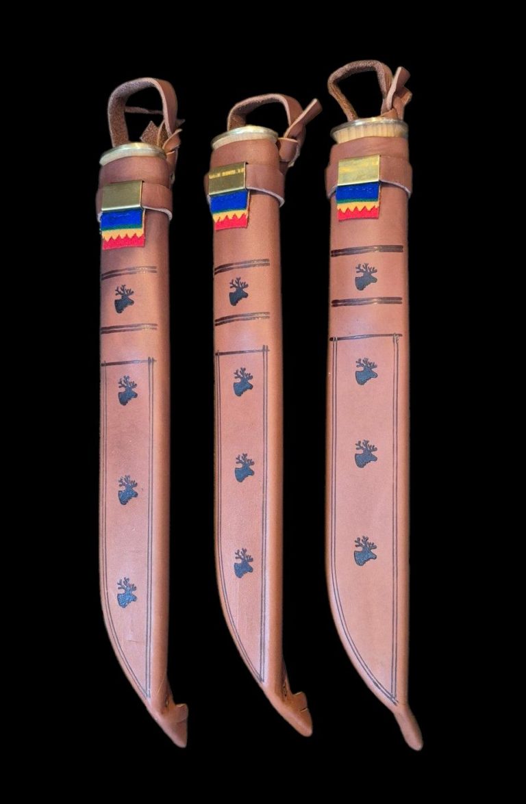 A knife in its sheath belongs on any hike © Kronebutikken