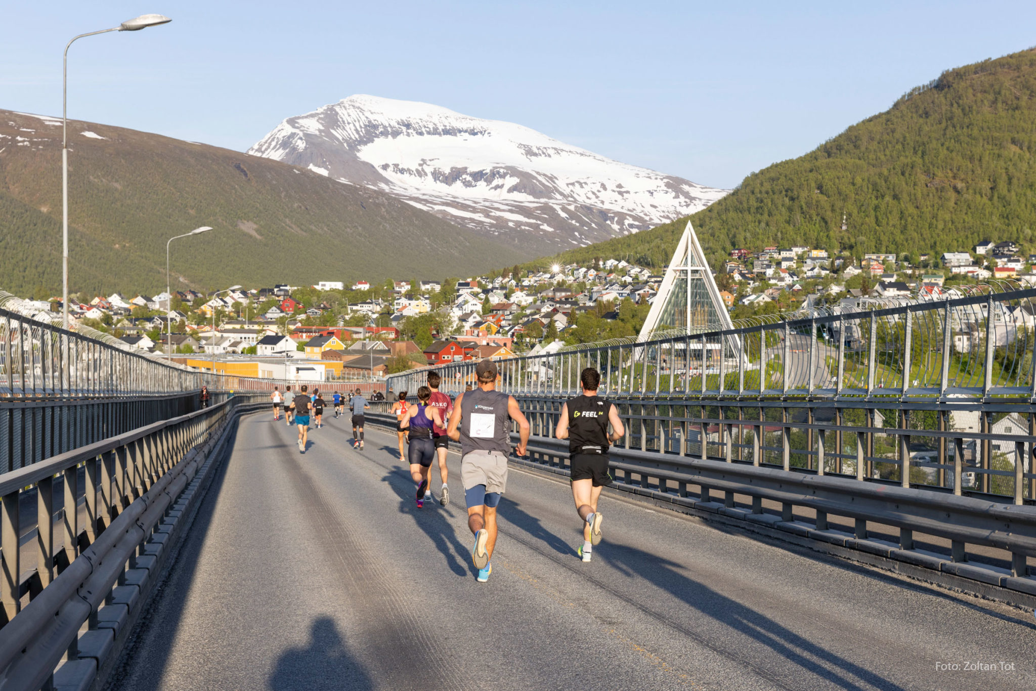 Tromsø Bridge, Arctic Cathedral, and Tromsdalstinden — the route offers plenty of entertainment. © Zoltan Tot / Midnight Sun Marathon