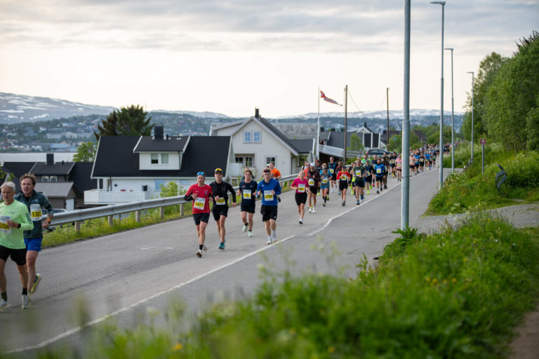 The main pack — full of winners. © Jakob Bjørvig Henriksen / Midnight Sun Marathon