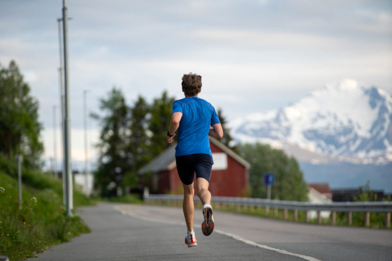 Summer in the lowlands, snow on the peaks – the Midnight Sun Marathon marks the start of summer in the north. © Jakob Bjørvig Henriksen / Midnight Sun Marathon