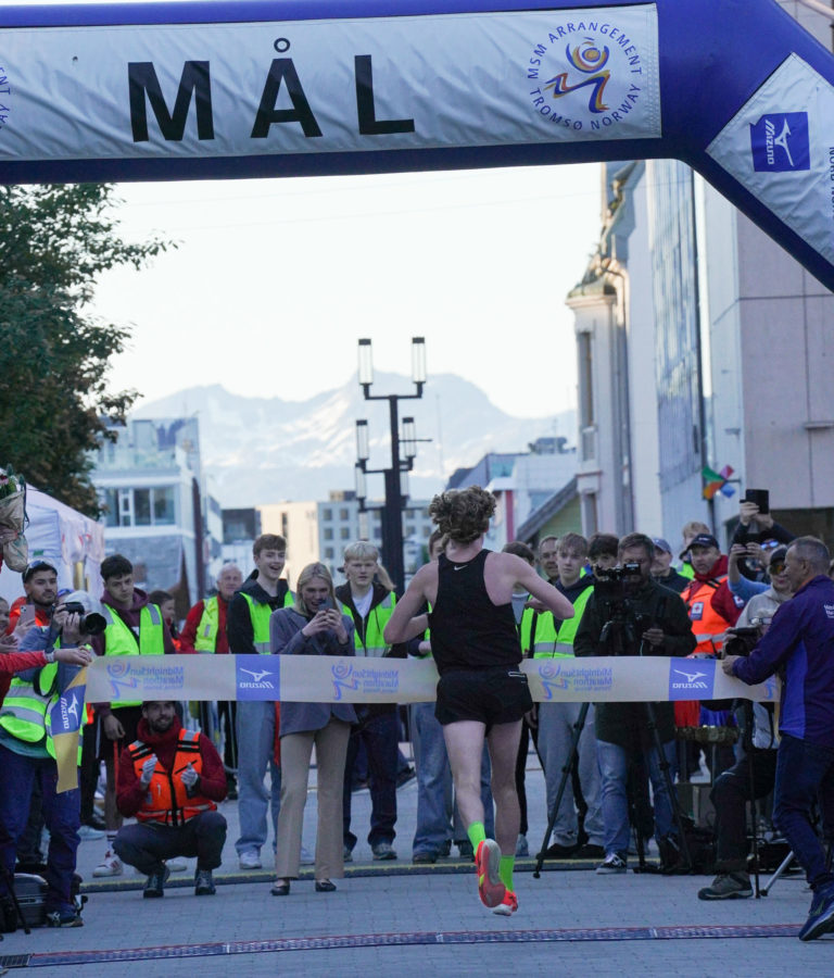 The finish line is crossed – with all of downtown Tromsø cheering along. © Pål Jakobsen / Midnight Sun Marathon