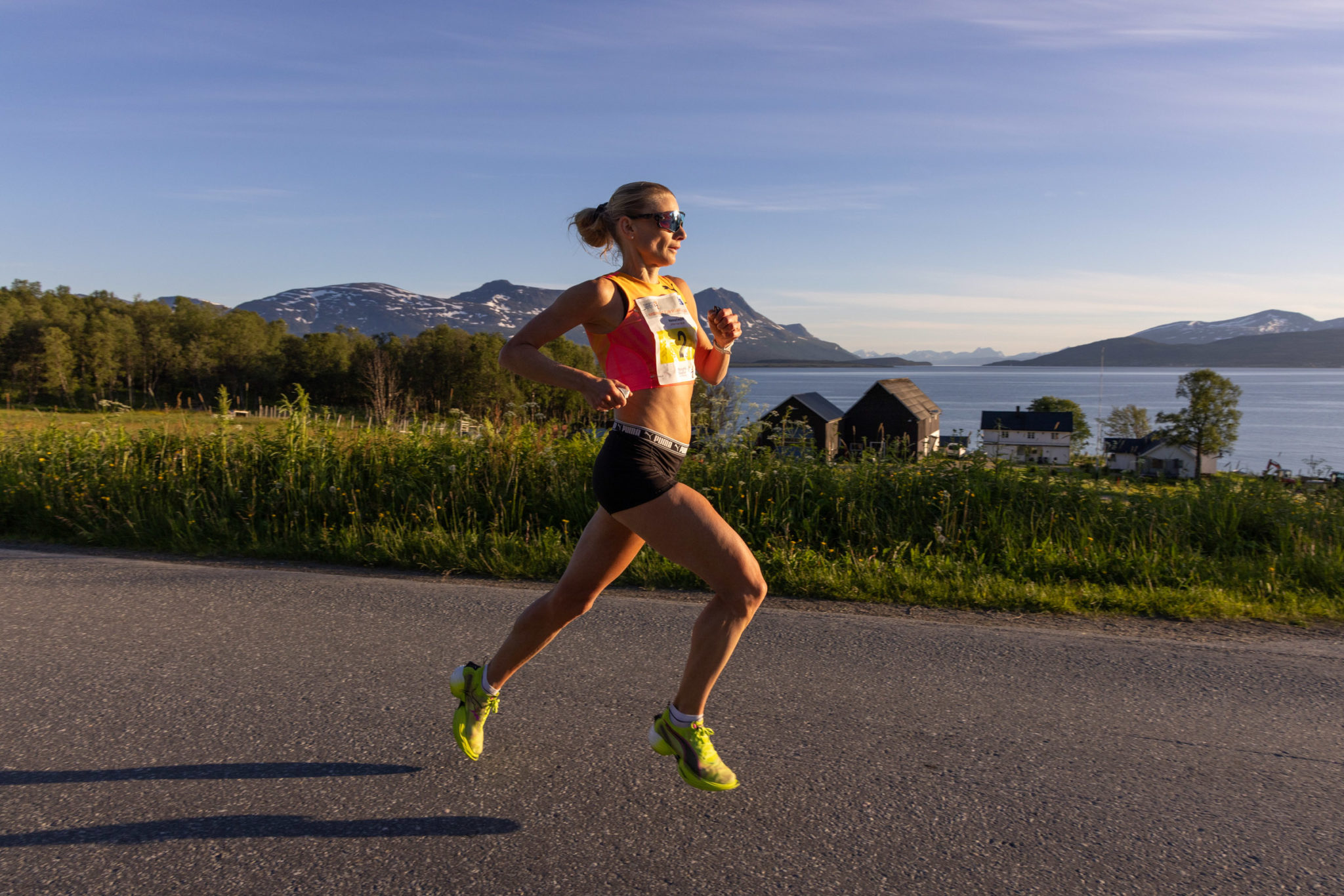 An early summer night in the countryside outside Tromsø – a magical mood that brings out the best in the marathon runners. © Zoltan Tot / Midnight Sun Marathon